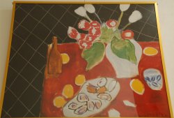 黒い背景のチューリップと牡蠣